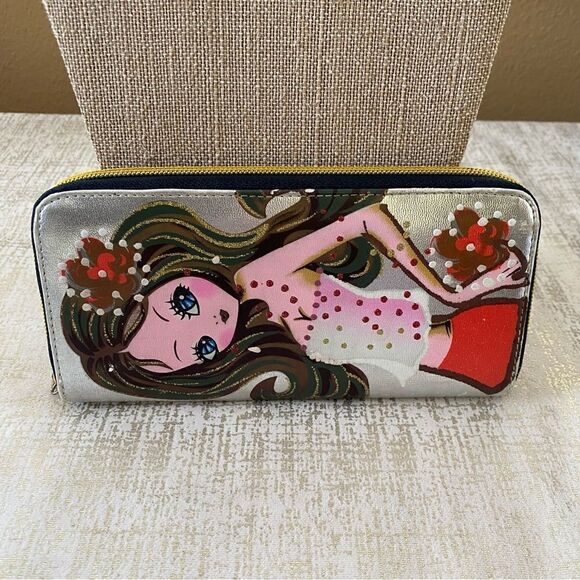 Big Eye Girl Silver Metallic Zip Around Wallet. - Picture 3 of 11